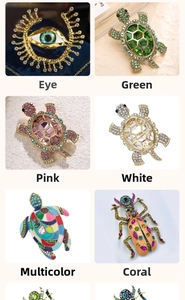 Detailansichten von Vintage-Broschen mit Kristallen in Augen-, Schildkröten- und Käferform