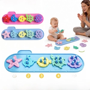 Detail eines Montessori-Sensorikbretts mit Silikon-Meerestieren für Kleinkinder