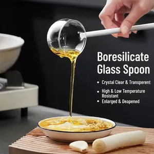 Macro d'une cuillère en verre borosilicaté versant de l'huile, montrant la résistance thermique