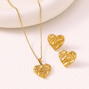 Elegant gold heart jewelry set with textured hammered finish necklace and stud earrings