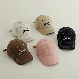 Cappellino baseball bimbi con ricamo a fiocco in cinque colori e tessuto di cotone
