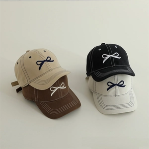 Dettaglio cappelli da baseball in cotone per bambini con ricamo a fiocco in 4 colori