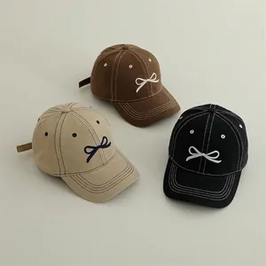 Berretti da baseball minimalisti per bambini con ricamo a fiocco nei colori kaki e nero