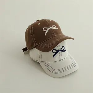Berretto da baseball per bambini con ricamo a fiocco e cuciture a contrasto marrone