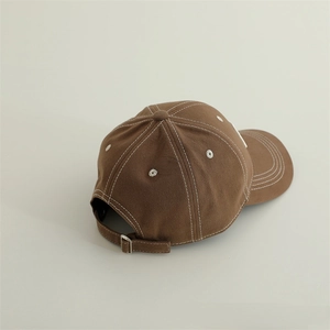 Vista posteriore del cappellino di cotone marrone con cuciture bianche e fibbia in metallo