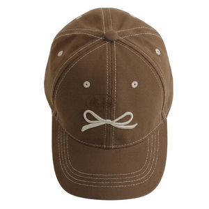 Berretto da baseball marrone per bambini con fiocco bianco e cuciture a contrasto