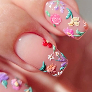 Détail de manucure 3D avec fleurs en relief et textures de roses sur base nude