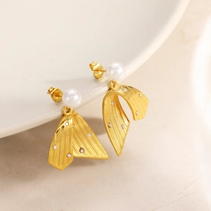 Irregular ribbon-shaped 18K gold plated earrings with pearls and crystal inlay