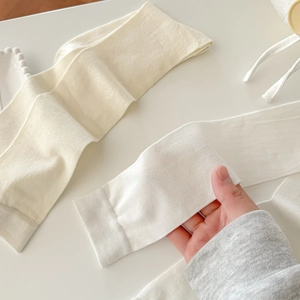 Elastic cotton knee high socks in cream and white with ribbed cuffs for a minimalist style