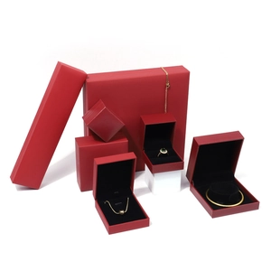 Coffrets bijoux en similicuir rouge avec doublure noire pour bagues et colliers