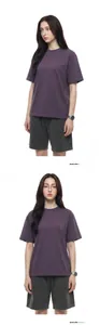 Λεπτομερής προβολή μωβ αθλητικού T-shirt και γκρι σορτς με κορδόνι περίσφιξης