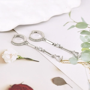 Détail de boucles d'oreilles pendantes en argent S925 avec zircon et goutte d'eau