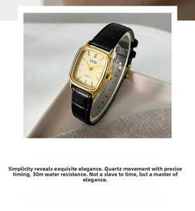 Dettaglio dell'orologio al quarzo quadrato dorato con quadrante champagne e cinturino nero