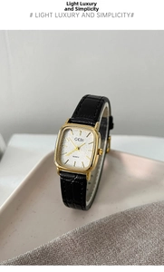 Dettaglio di un orologio al quarzo vintage quadrato con cinturino in pelle nera su vassoio