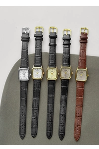 Vista di cinque orologi quadrati vintage di lusso con cinturini in pelle e casse in metallo