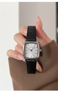 Primo piano di orologio quadrato in argento al quarzo con cinturino in pelle nera a coccodrillo