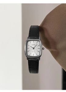 Dettaglio dell'orologio al quarzo GEDI vintage con quadrante argento e cinturino nero