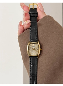 Dettaglio dell'orologio al quarzo vintage GEDI con cassa dorata e cinturino in pelle nera