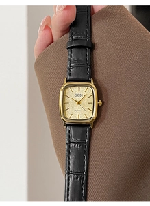 Vista dettagliata dell'orologio da donna vintage in oro con cinturino in pelle nera