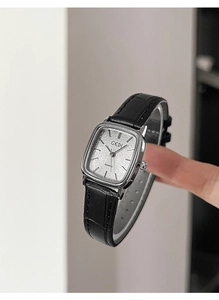 Dettaglio dell'orologio GEDI quadrato da donna con quadrante argento e cinturino in pelle
