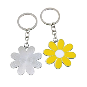Daisy alloy keychain with yellow enamel petals and silver textured metal back