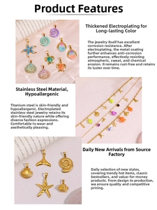 Detalle de colgantes de estrella de mar y tortuga en oro de 18K con esmalte de colores