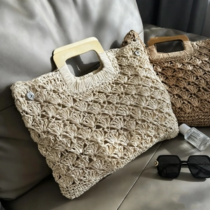 Handgefertigte Stroh-Strandtasche mit rechteckigen Holzgriffen in Creme und Hellbraun