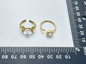 Detailed size measurement of 18K gold plated stainless steel pearl rings with a ruler