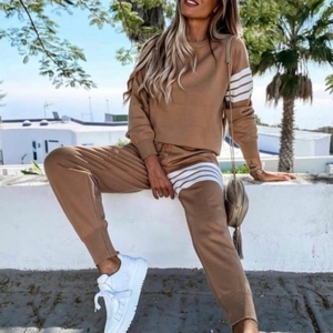 Bruine casual dames set met drie witte strepen op mouwen en joggingbroek