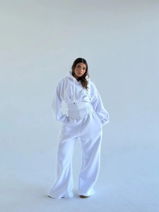 Détail du haut à capuche cintré blanc avec cordon et pantalon large assorti