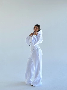 Détails de l'ensemble blanc deux pièces avec sweat à capuche et pantalon large à taille haute