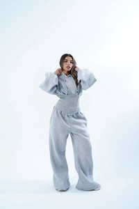 Détail du sweat court gris avec taille corset et pantalon de jogging large assorti