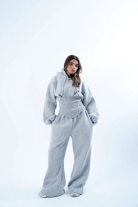 Détail de l'ensemble de sport gris clair pour femme avec coupe corset à la taille