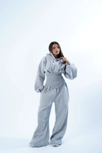 Détail de l'ensemble gris avec taille sweat à capuche corset et pantalon large