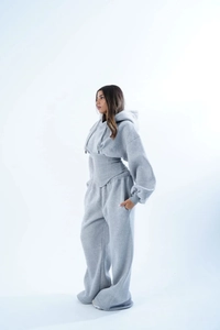 Détail du sweat à capuche corset gris et du pantalon de jogging large pour femmes
