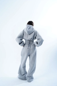 Détail d'un ensemble à capuche gris avec laçage corset au dos pour cintrer la taille
