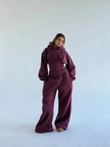 Vue détaillée du survêtement bordeaux avec sweat à capuche cintré et pantalon large