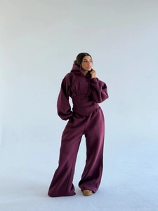 Détail de l'ensemble sweat à capuche bordeaux avec cordon et pantalon large assorti