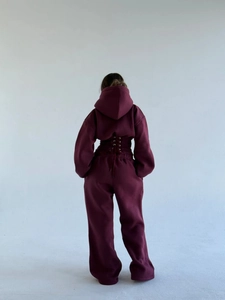 Détail d'un ensemble bordeaux avec un laçage style corset unique à l'arrière du haut