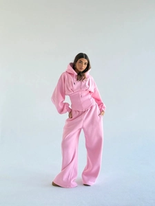 Détail d'un ensemble rose avec sweat à capuche corset structuré et pantalon large