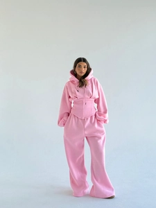 Détail du sweat à capuche rose à taille corset et de l'ensemble pantalon large assorti