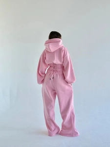 Vue détaillée du dos de l'ensemble à capuche rose avec un design de taille à lacets chic