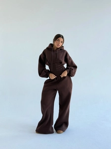 Détail de l'ensemble sweat à capuche marron foncé avec taille cintrée et pantalon large