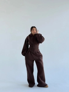 Détail d'un survêtement marron chocolat avec sweat à capuche corset cintré et pantalon droit