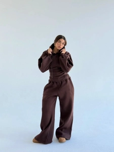 Détail d'un ensemble sweat à capuche oversize en polaire chocolat et pantalon large