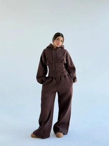 Détail de l'ensemble sweat à capuche style corset et pantalon large marron chocolat