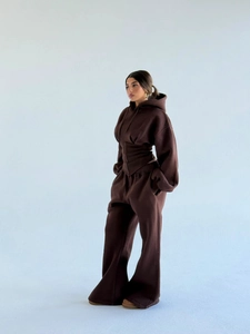 Détail d'un survêtement marron foncé avec haut à capuche et pantalon de jogging large