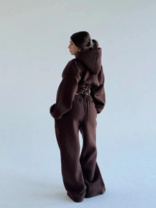 Détail de l'ensemble de sport marron chocolat avec laçage style corset au dos du sweat à capuche