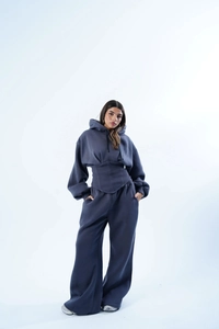 Détail de l'ensemble de détente gris anthracite avec sweat à capuche et pantalon large