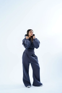 Détail de l'ensemble sweat à capuche cintré et pantalon large en bleu gris foncé